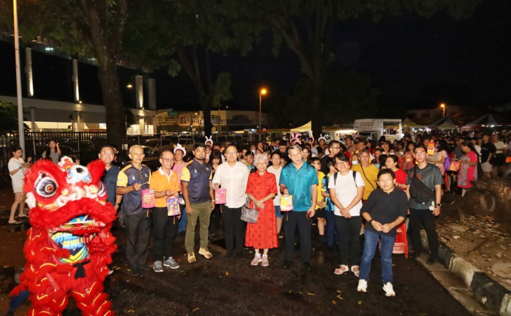 中秋节不仅是华人重要的传统节目，更是促进家庭团聚，邻里交流的重要平台。——— 完整故事，请点击以下报章链接阅读。